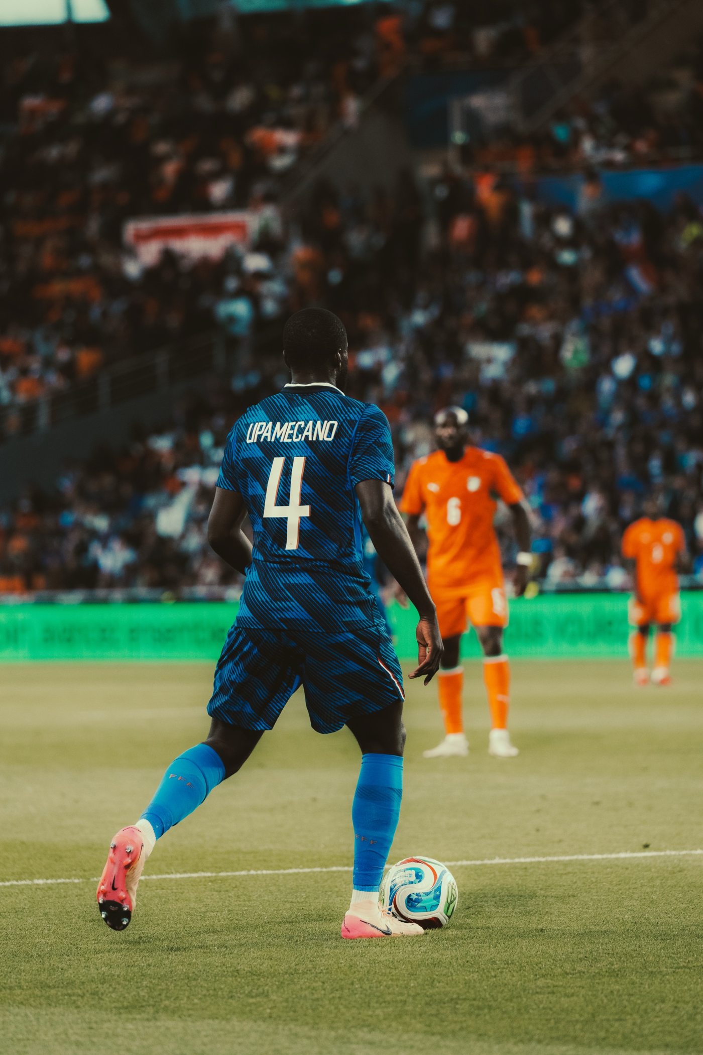 Football : Upamecano de dos, ballon au pied, face à Seko Fofana