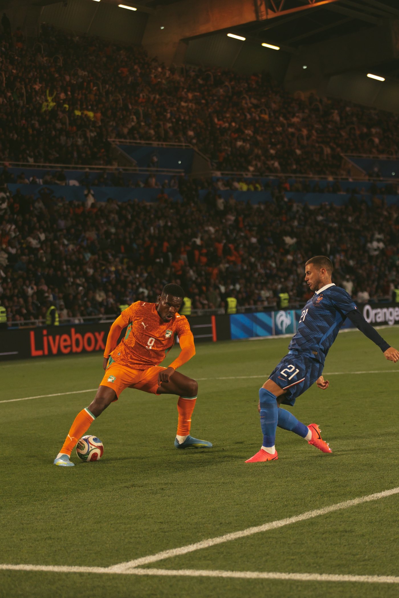 Football : duel au bord du terrain entre Yoan Bonny et Lucas Hernandez