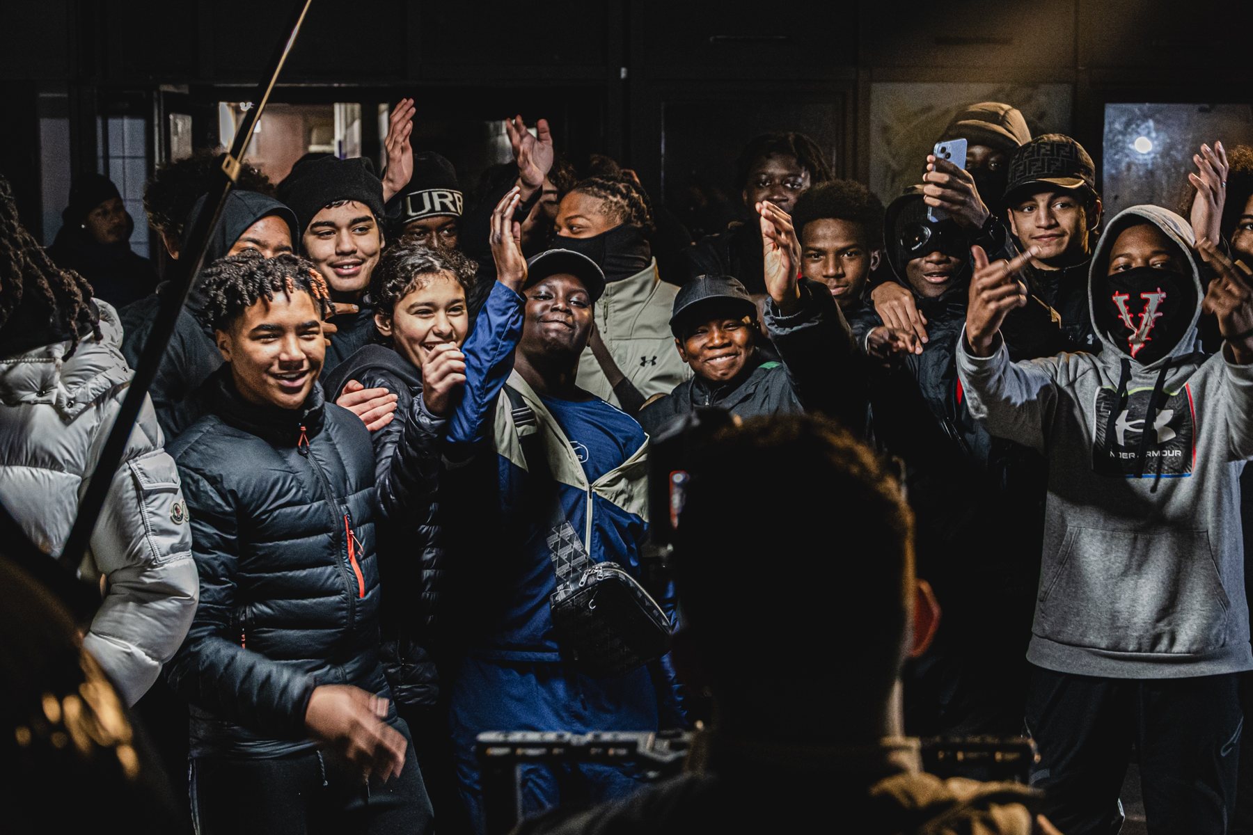 Tournage de clip : une foule rieuse applaudit autour de la caméra