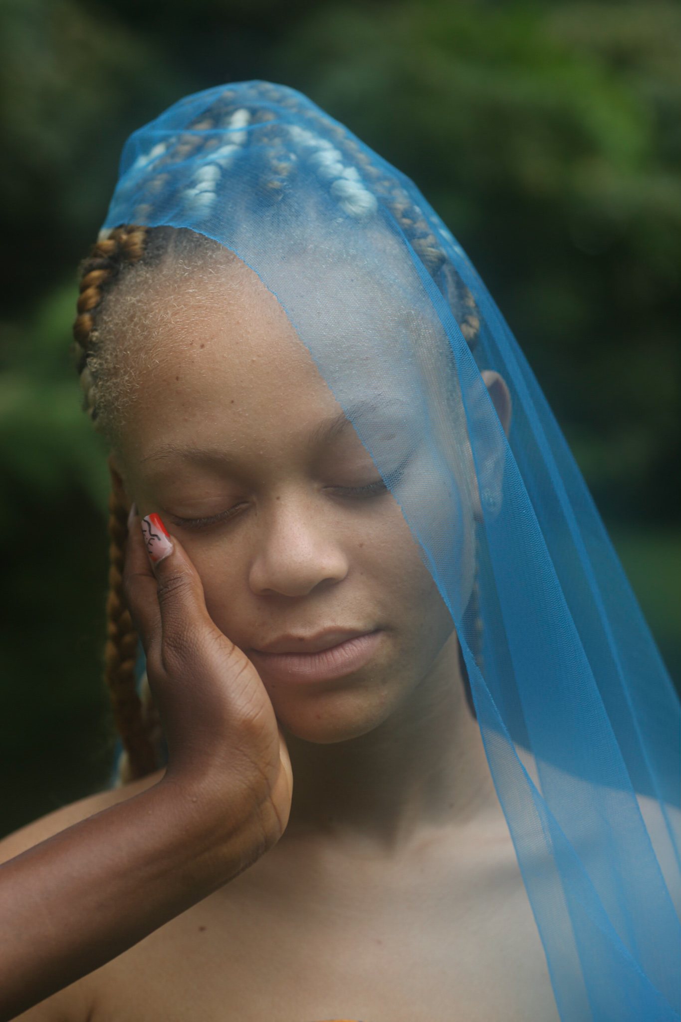 Portrait en gros plan, yeux fermés, voile bleu translucide