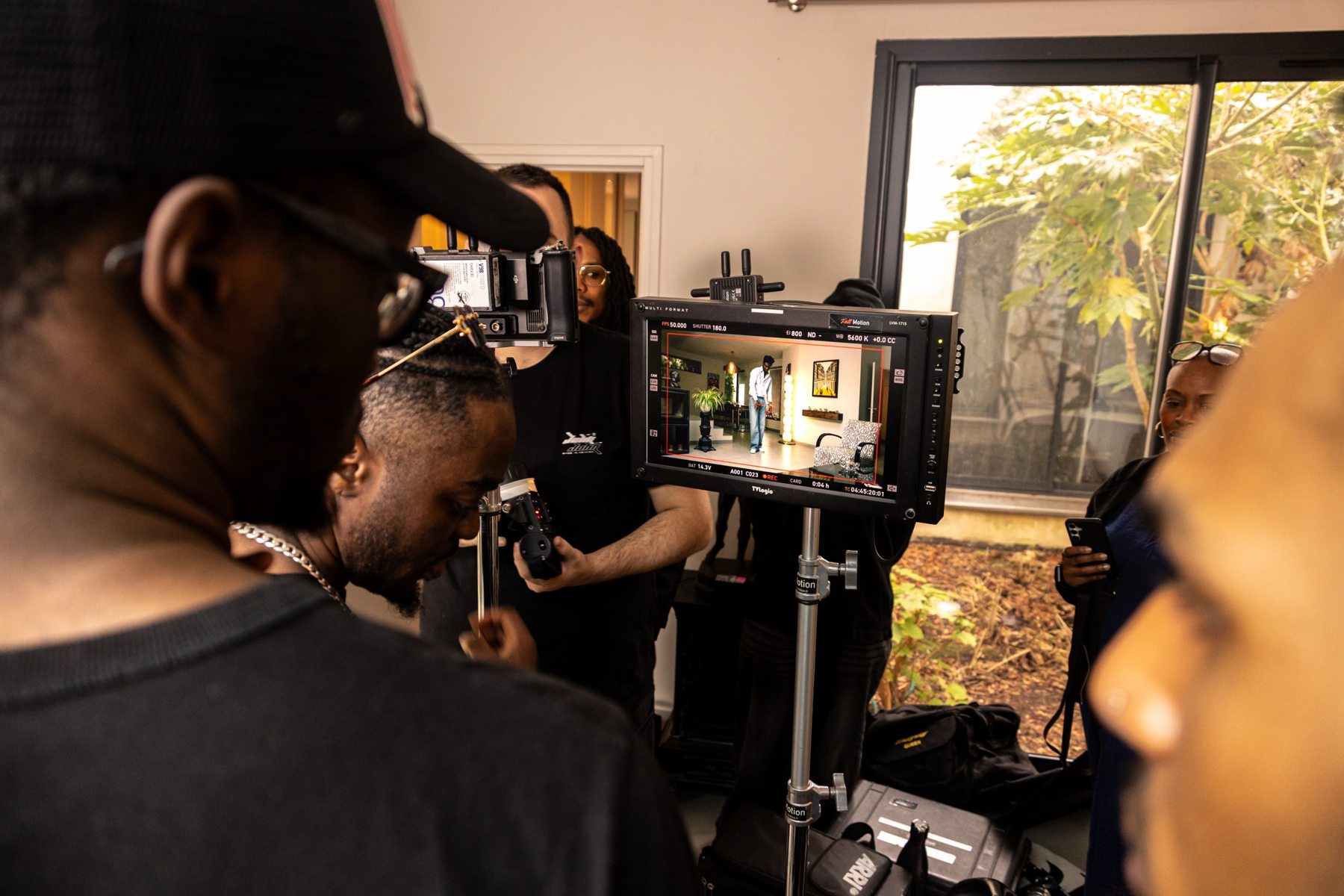 Coulisses du tournage : l'équipe regarde le moniteur de contrôle