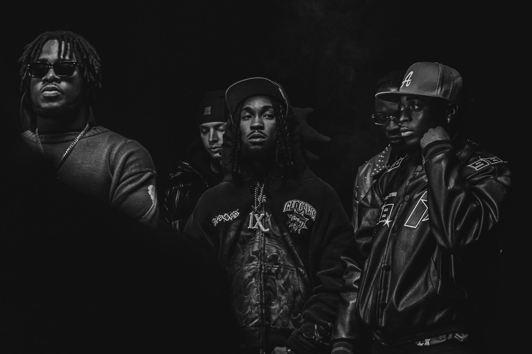Portrait de groupe de cinq hommes en tenues sombres